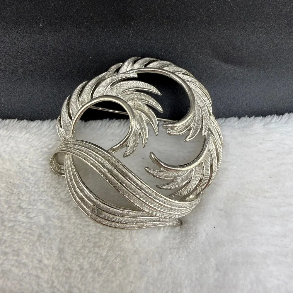 Vintage Lisner Brooch Silver Tone Feather Wreath Textured